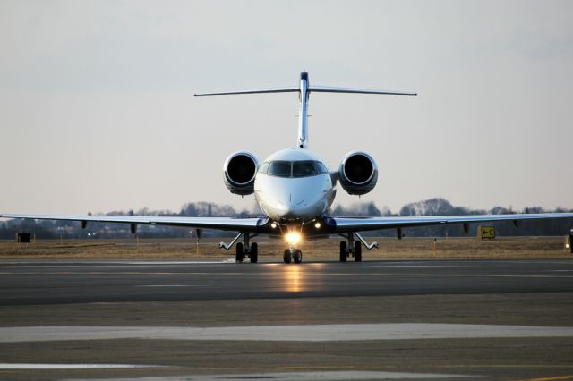 Bombardier Challenger 300 (N710DL)