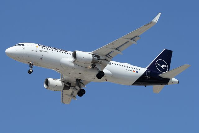 Airbus A320 (D-AIZW) - 24/08/2021: The daily flight from Frankfurt on final to runway 30.br /Duration was 03h42m.