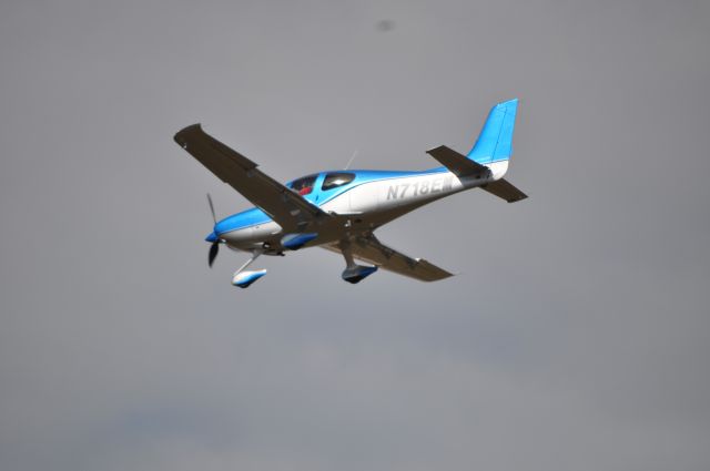 Cirrus SR-22 (N718EM)