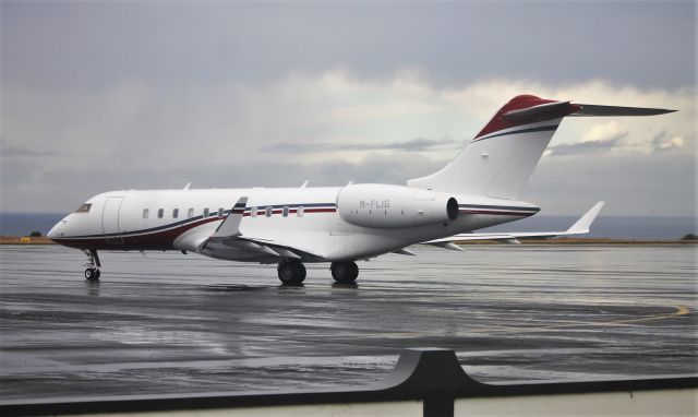 Bombardier Global Express (M-FLIG) - Santa Maria Island International Airport - LPAZ. November 21, 2021.