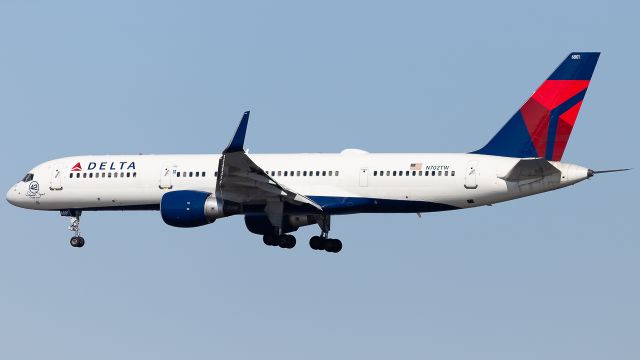 Boeing 757-200 (N702TW) - Delta Air Lines DAL392/DL392 from Los Angeles (KLAX/LAX) swoops down the Potomac River Visual for rwy 1 landing. 'Mariano Rivera' sticker applied 2019, Former TWA, American.br /Photo date: 3-29-24br /Upload date: 1-8-25