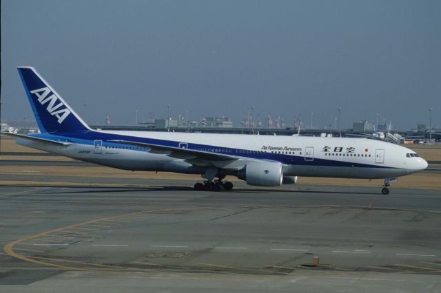 Boeing 777-200 (JA8968) - Taxing at Tokyo-Haneda Intl Airport on 1997/04/12