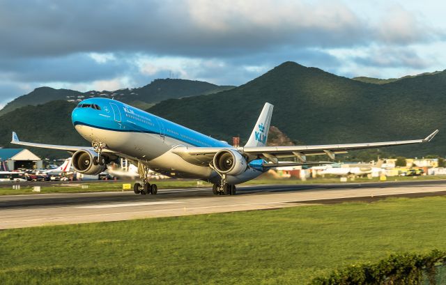 Airbus A330-300 (PH-AKB)