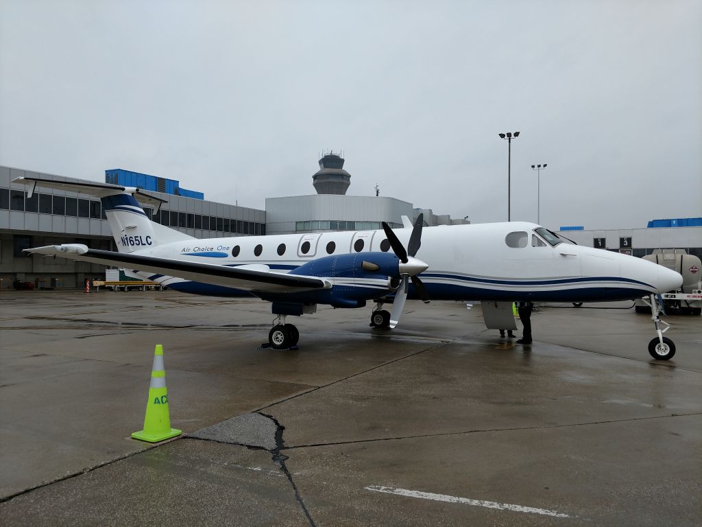 Beechcraft 1900 (N165LC) - N165LC at the gate in STL taken on 04/03/2018.