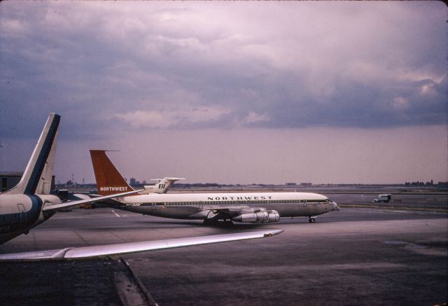 N394US — - Northwest Airlines Boeing 320 cleared for taxi.