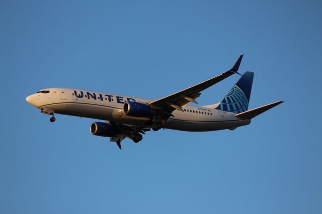 Boeing 737-800 (N77530) - Landing 28C