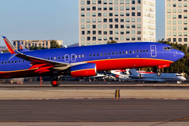 Boeing 737-800 (N8630B)