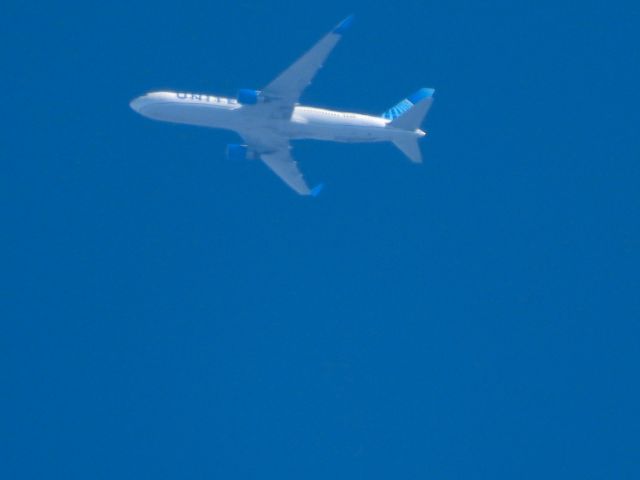 BOEING 767-300 (N671UA) - UAL42br /EWR-OGGbr /08/14/22