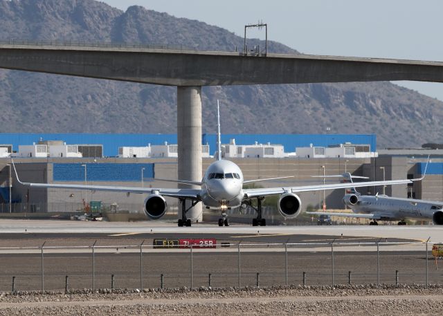 Boeing 757-200 (N202UW)