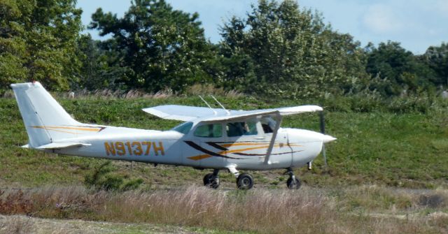 Cessna Skyhawk (N9137H) - Taxiing for departure is this 1975 Cessna 172M Skyhawk in the Autumn of 2023.