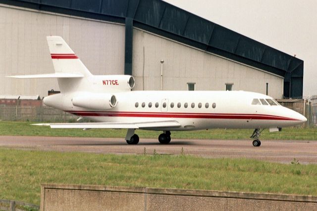 Dassault Falcon 900 (N77CE) - Taxiing to depart rwy 26 in Jun-03.  Reregistered N8VF.