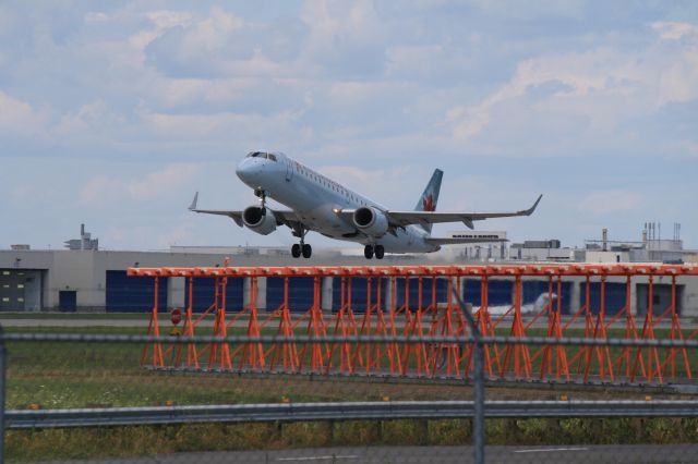 Embraer ERJ-190 (C-FHKS) - Leaving Montreal on runway 24L