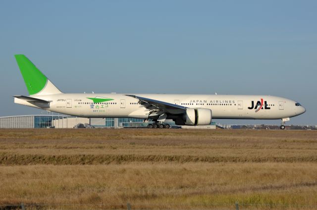 BOEING 777-300 (JA731J)