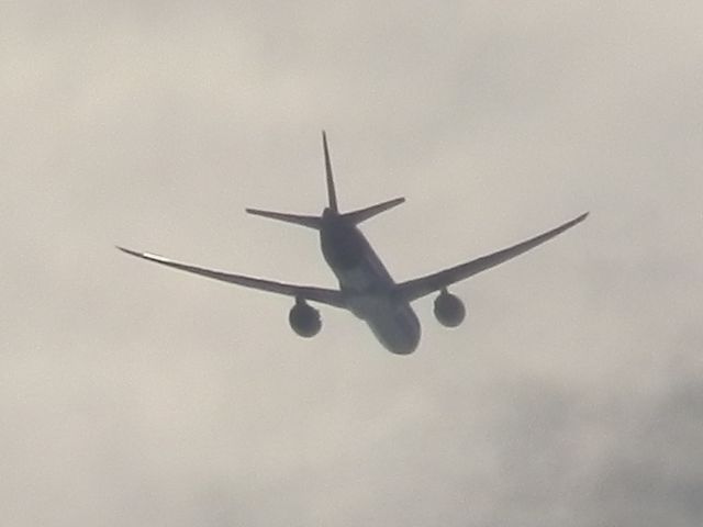 BOEING 777-300 (PT-MUH) - Descending !