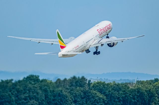 BOEING 777-300 (ET-ASK)