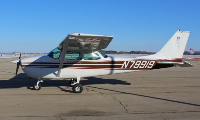 Cessna Skyhawk (N79919) - Whiteside Co. Airport 1 March 2021br /This nice looking Cessna 172 stopped thru SQI for a bit.br /Gary C. Orlando Photo.
