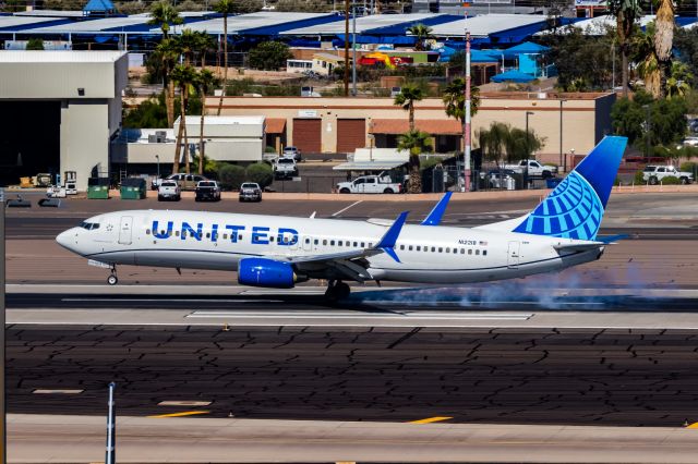 Boeing 737-800 (N12218) - United Airlines 737-800 landing at PHX on 10/22/22. Taken with a Canon 850D and Tamron 70-200 G2 lens.