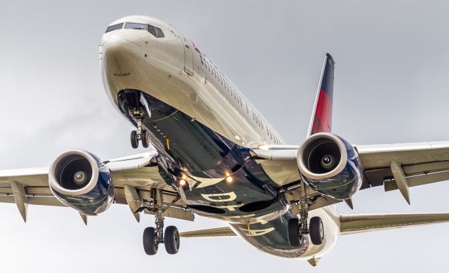 Boeing 737-800 (N373DA) - A runway 24L approach at YYZ