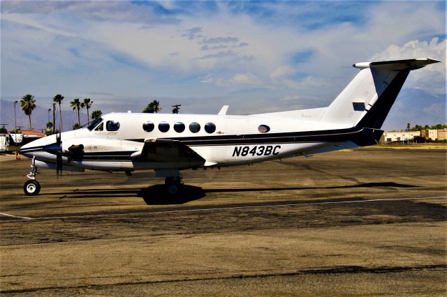 Beechcraft Super King Air 200 (N843BC) - Picking up passengers from the Stage Coach Festival