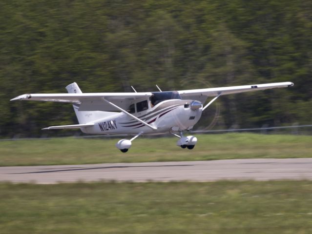 Cessna Skylane (N124KY) - Landing runway 22.