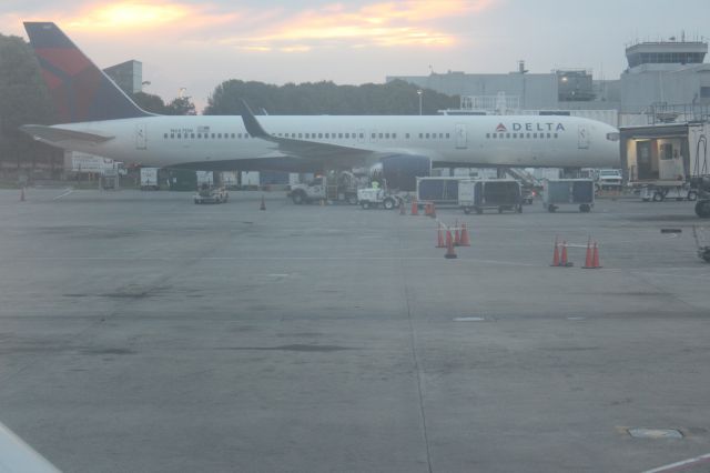 Boeing 757-200 (N667DN) - Parked at Gate