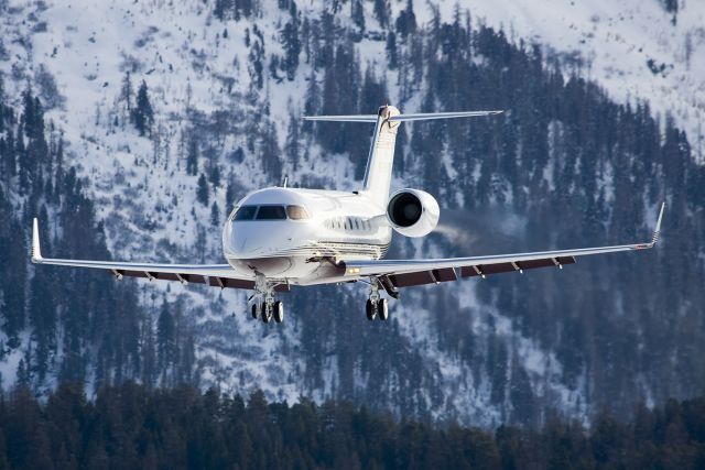 Canadair Challenger (N765WT) - Haulin the mail...