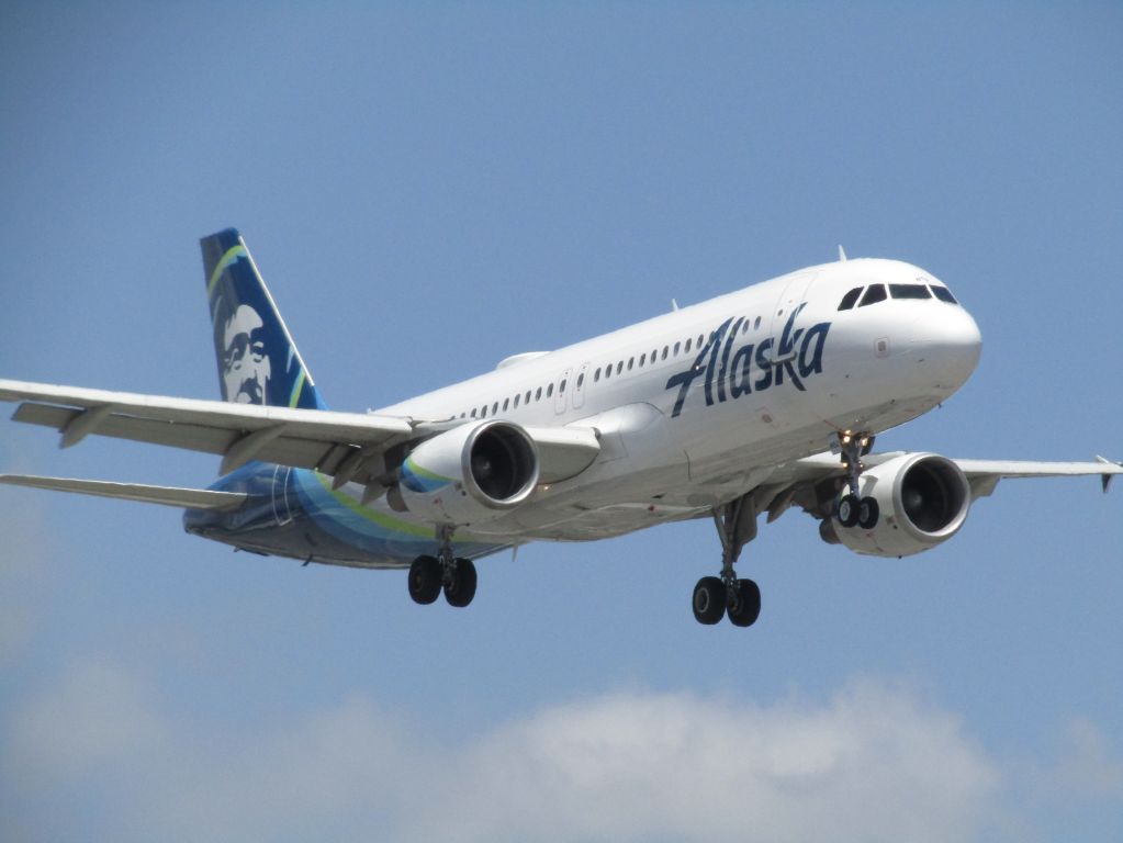 Airbus A320 (N852VA) - Landing RWY 20R