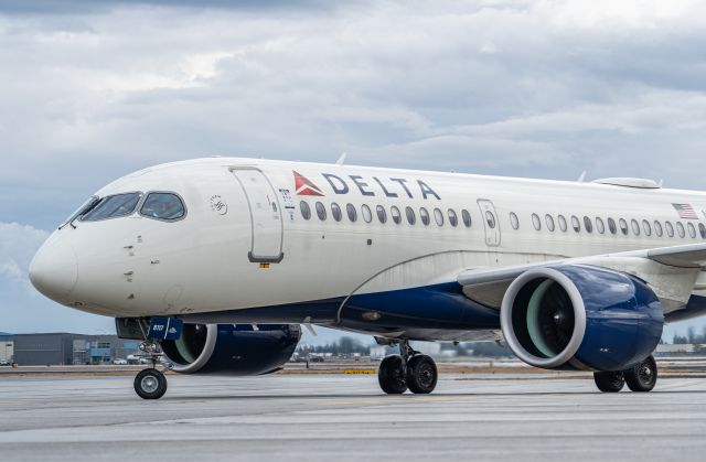 Airbus A220-100 (N117DU)