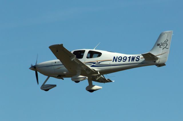 Cirrus SR-22 (N991WS) - From approach end of RWY 31