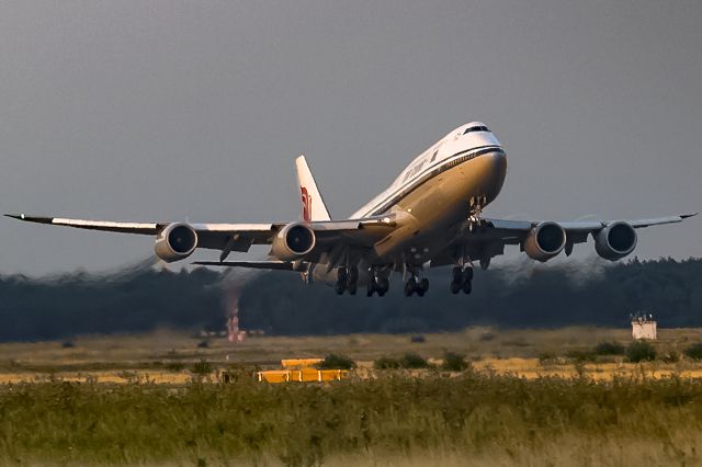 BOEING 747-8 (B-2480) - last daylight in Frankfurt, taken through a meshwired fence