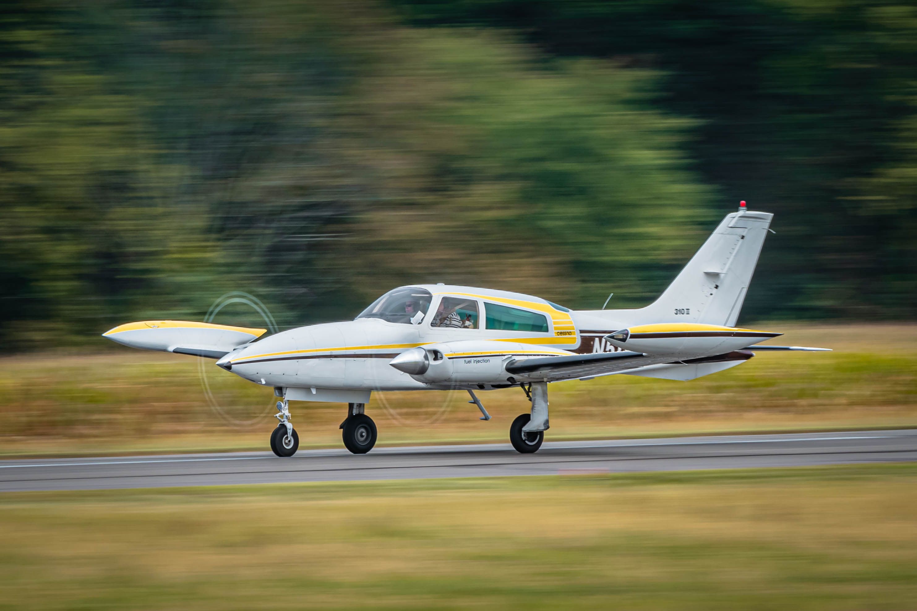 Cessna 310 (N511MB) - N511MB taking off from runway 24 at KLOM