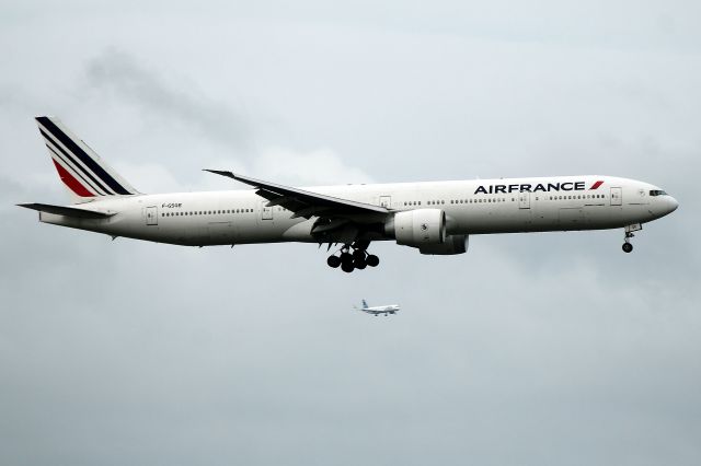 BOEING 777-300 (F-GSQE) - AFR 334 from Paris arriving on 22L