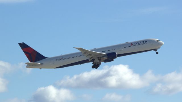 BOEING 767-400 (N836MH)