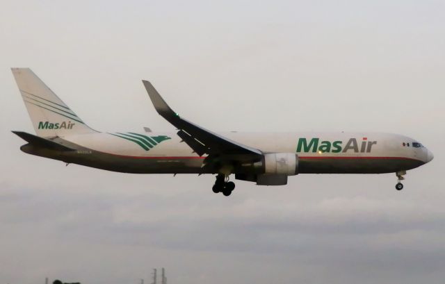 BOEING 767-300 (N420LA)