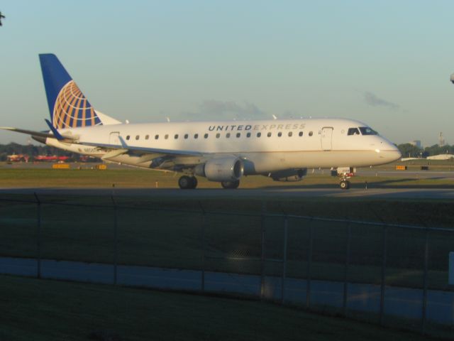 Embraer 170/175 (N858RW)