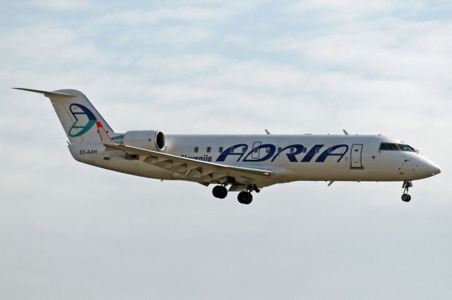 Canadair Regional Jet CRJ-100 (S5-AAH)