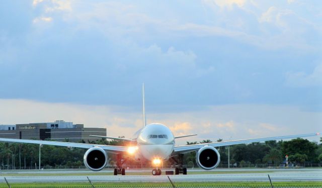 BOEING 777-300ER (A7-BAN)