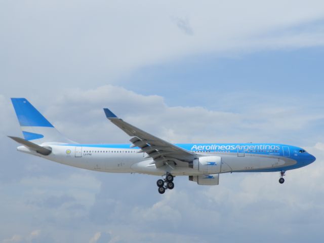 Airbus A330-200 (LV-FNI)