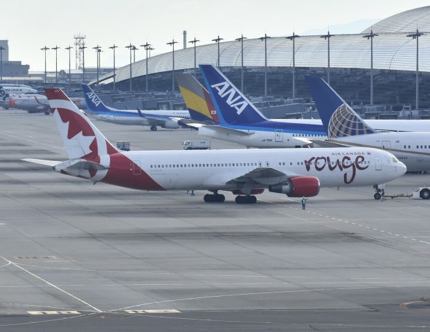 BOEING 767-300 (C-GHLK)