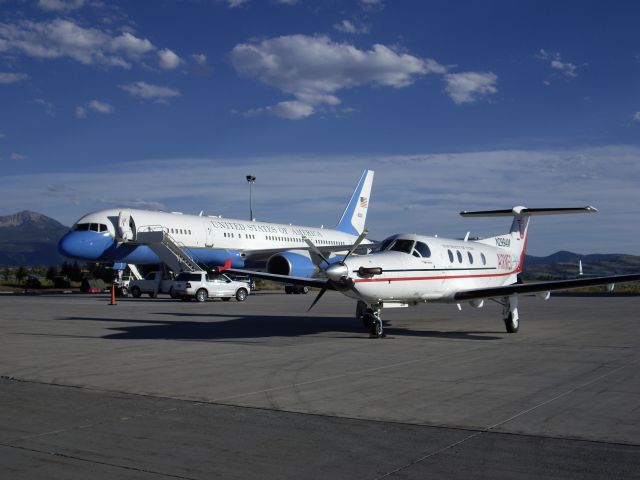 Pilatus PC-12 (N299AM) - N299AM with Boeing C-32A (Air Force Two)