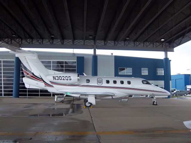 Embraer Phenom 300 (N302QS)