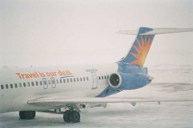 McDonnell Douglas MD-81 (N868GA) - Under a steady snowfall, a full load waits for pushback from wintry FAR headed for sunny PHX.