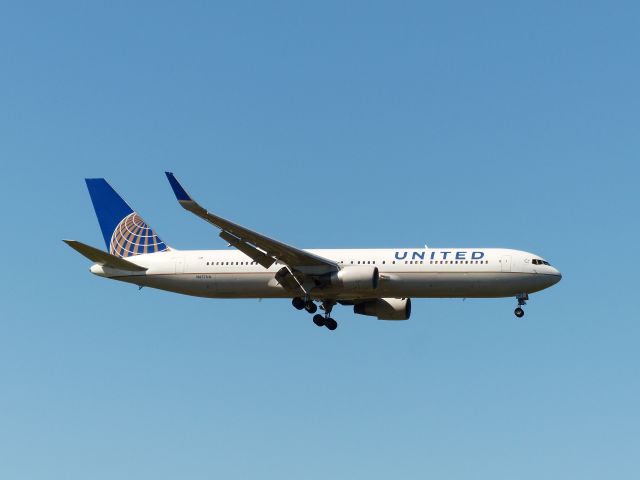 BOEING 767-300 (N657UA)