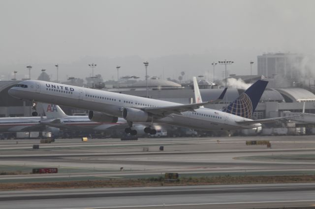 BOEING 757-300 (N75858) - AIRBORNE
