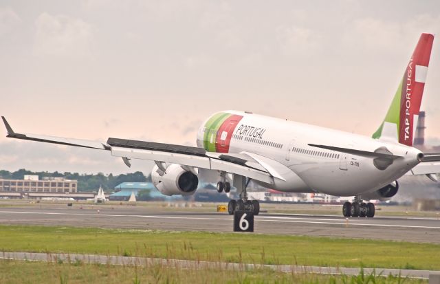 Airbus A330-300 (CS-TOS) - TAP landing 22L 