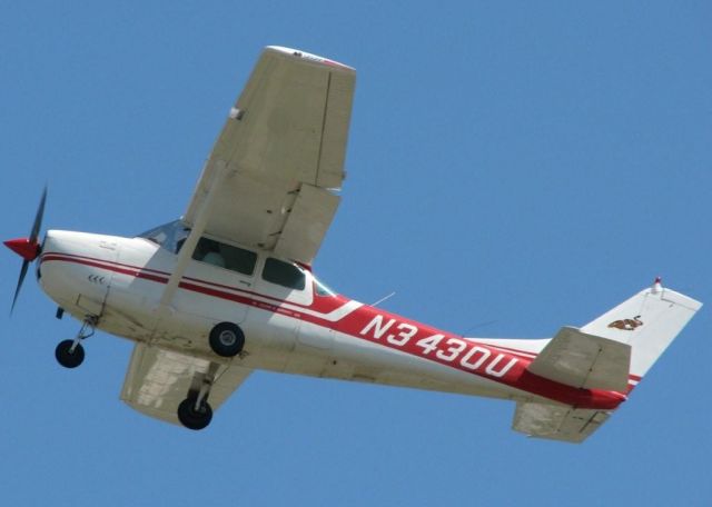Cessna Skylane (N3430U) - Taking off from 32 at Downtown Shreveport.