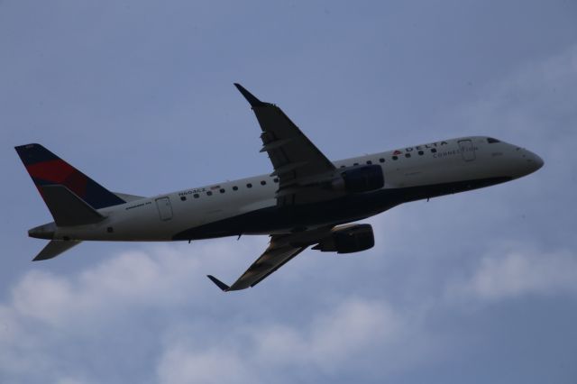 Embraer 170/175 (N604CZ)