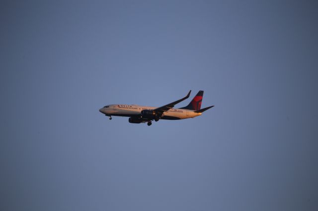Boeing 737-800 (N394DA)