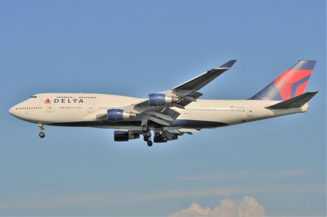 Boeing 747-400 (N673US)