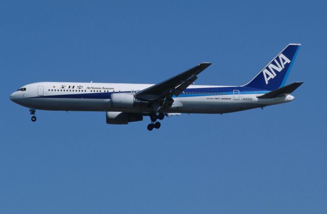 BOEING 767-300 (JA8356) - Final Approach to Narita Intl Airport Rwy34 on 1993/10/11
